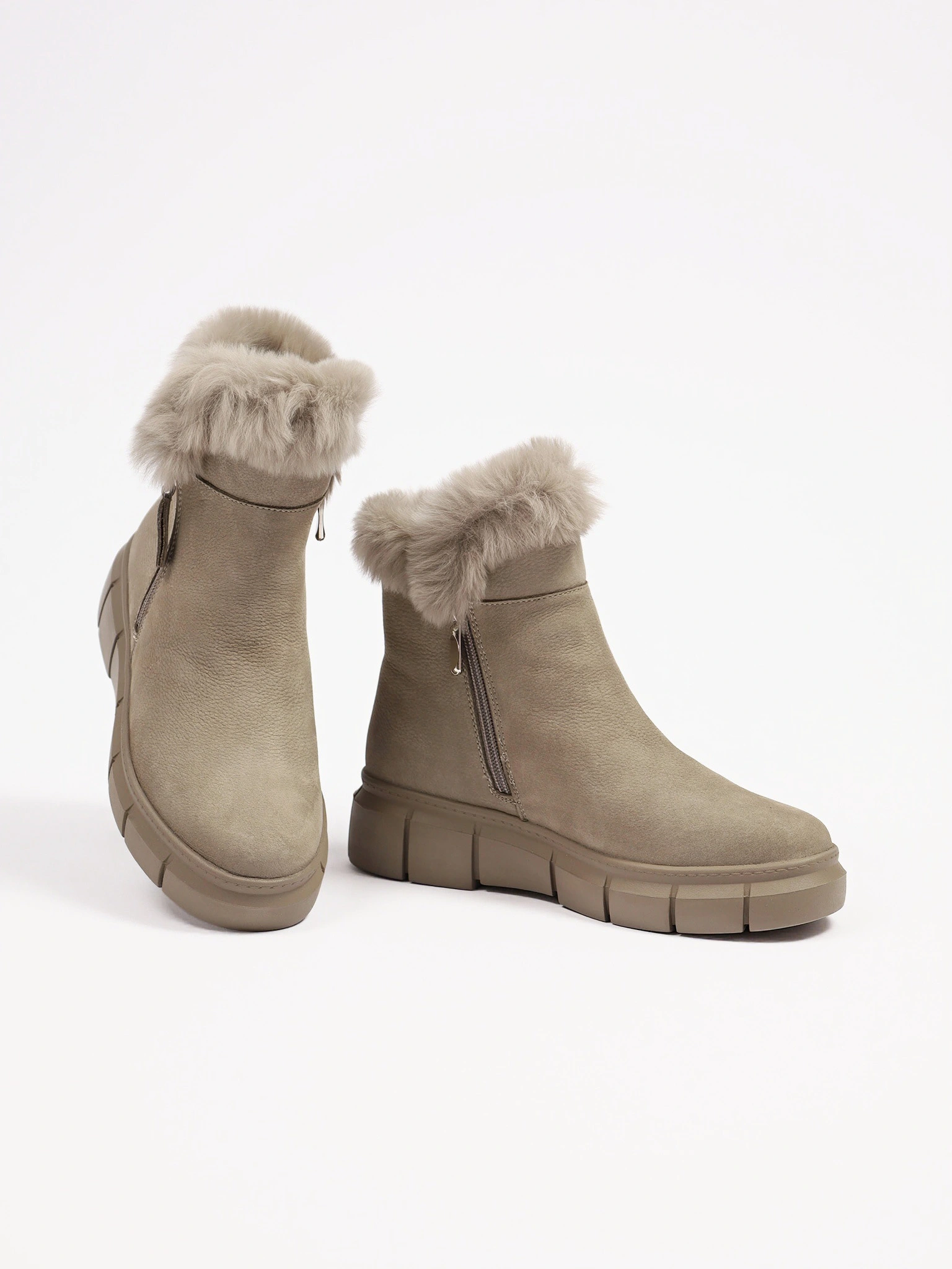 Ботинки серого цвета с оторочкой мехом на средней платформе